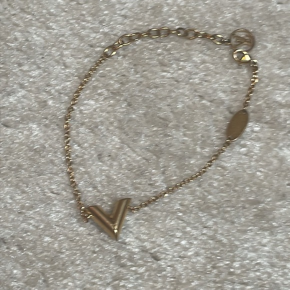 Louis Vuitton Essential V Bracelet - Picture 4 of 12